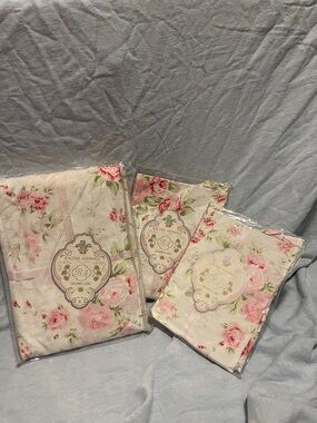 Rachel Ashwell, shabby chic queen
WILD FLOWER duvet 2 boudoir shams 🌸